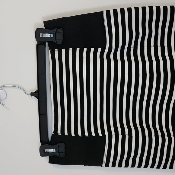 Dynamite, small. Mini skirt, just above the knee. Black & white Stripes. - Picture 2 of 4
